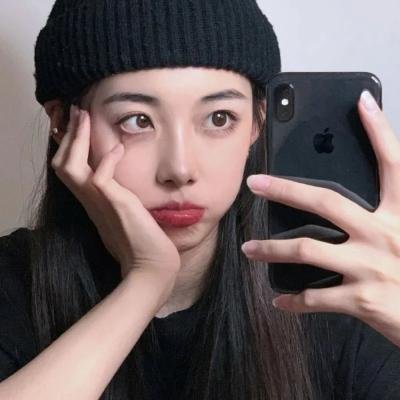 坐在酒吧里吃蛋糕